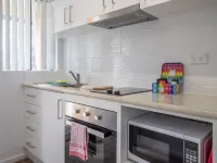 Seafront Getaway Studio, Great Location with Pool