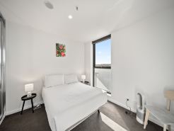 Light-Filled 1-Bed Apartment with Pool & Gym