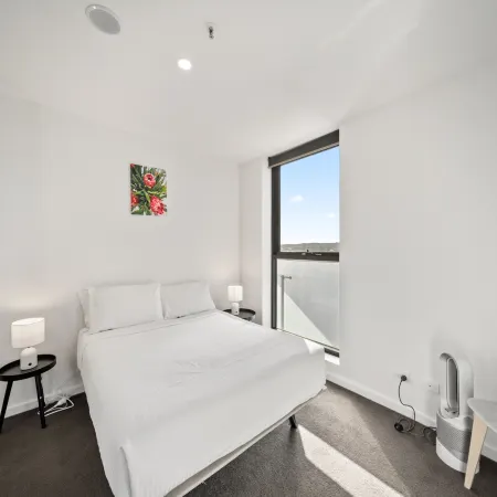 Light-Filled 1-Bed Apartment with Pool & Gym