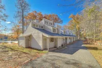 Steps to Lake Tanglwood: Tranquil Wooded Retreat - de charme