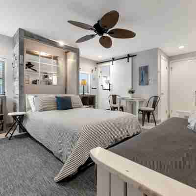 Beach 2 blocks away! Heated Pool, Waterview Suite! Rooms