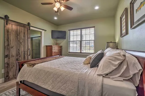 Modern Retreat w/ Deck: Walk to White River! - Alojamientos