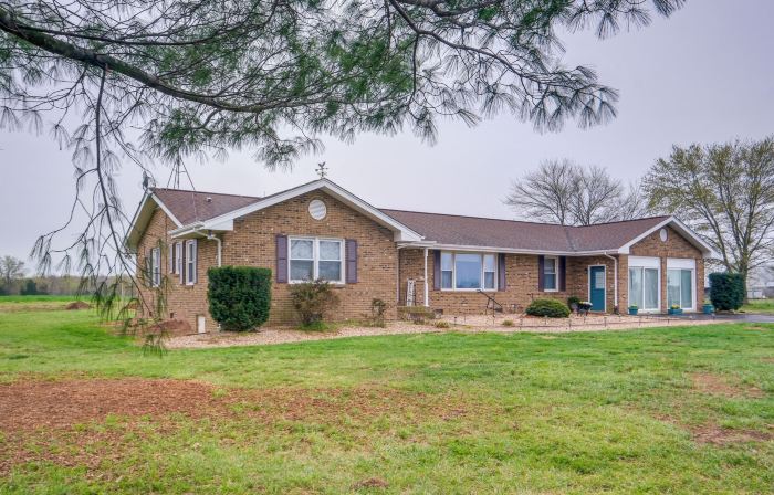 Deck & Pasture Views! Bealeton Farmhouse Escape
