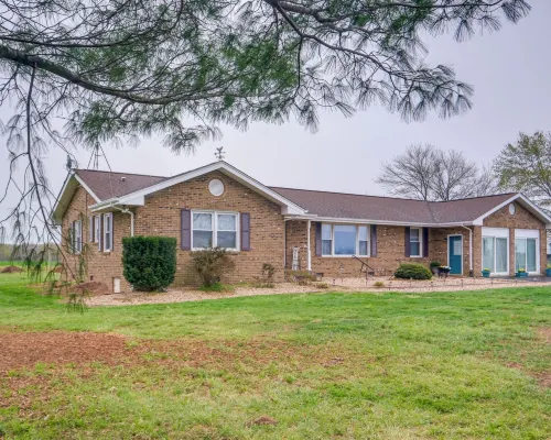 Deck & Pasture Views! Bealeton Farmhouse Escape Hotels in Fauquier County