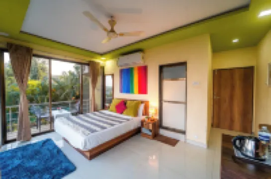 Strawberry County Hotels in Bhilar