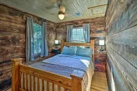 Cozy Cabin w/ Backyard Oasis: 11 Mi to Marina - Homestays
