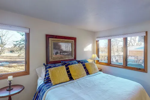 Lake-view, Dog-friendly 5BR w/ Fireplaces, Deck - 3-نجوم