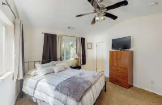 3BR House w/ Lake Views, Full Kitchen, A/C & Wifi