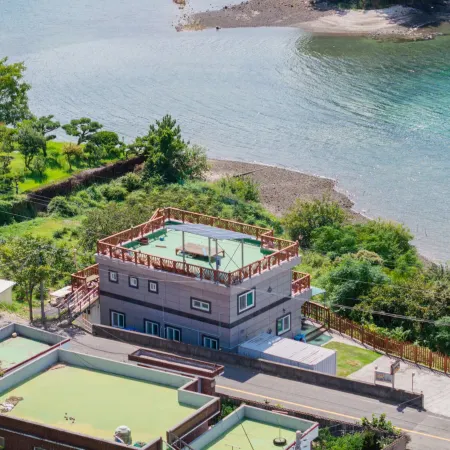 Geoje Chilcheon Do Dream Pension Отели рядом с достопримечательностью «Тематический бамбуковый парк «Мэнджонджук»»