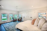 Remodeled Cedar Creek Lake Retreat w/ Fire Pit! - Parking