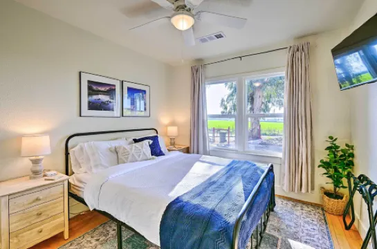 帶有塞拉內華達山景的平靜農舍