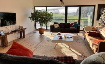 House - Sleeps 8 - Pets Ok - Garden - Parking