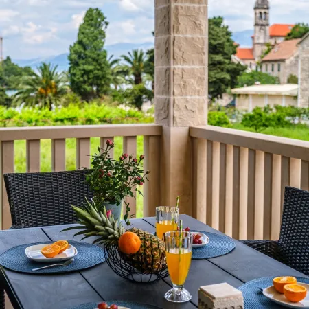 Janie in Splitska with 4 bedrooms and 2 bathrooms