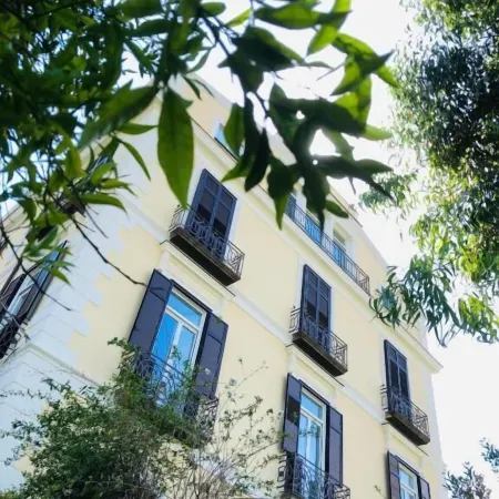 Coco's Apartments - de Vivo Realty