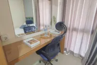 Modern Look Studio near IPH School at Bale Hinggil Apartment By Travelio
