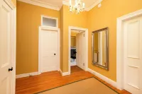 Stylish Southside Flat Near Old Town Hotels in Newington