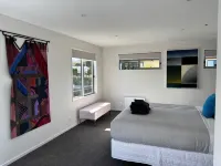 The Art House, Wanaka - Contemporary holiday house