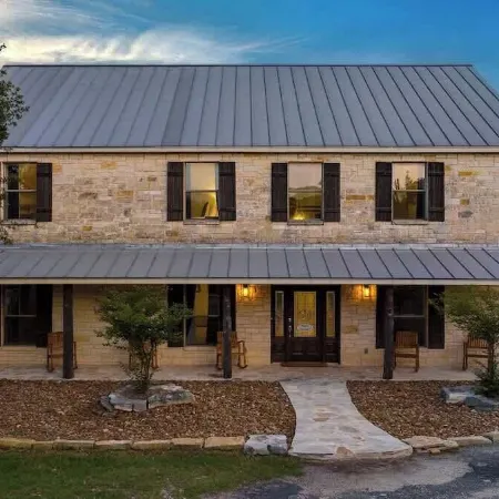 The Point Serene Hill Country Views with Pool & Hot Tub