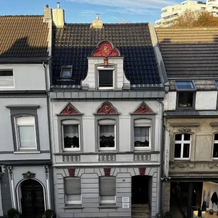 CityStay Bergisch Gladbach Apartments & Rooms Отели рядом с достопримечательностью «Станция метро Thielenbruch»