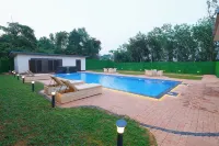 Btown Resort Kochi - مسبح خاص