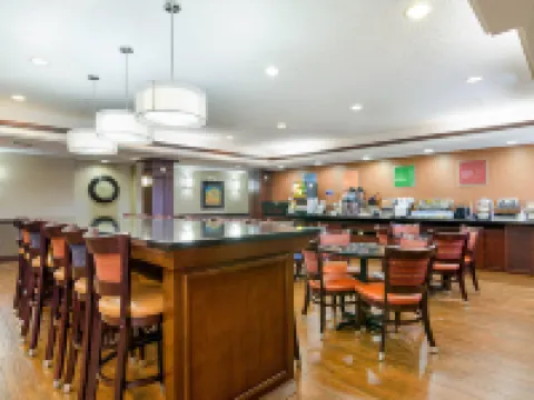 Comfort Inn & Suites Hotels in Reno County