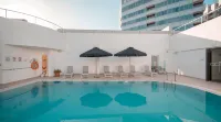 โรงแรม ฮอลิเดย์ อินน์ อาบูดาบี บาย IHG - สระว่ายน้ำบนดาดฟ้า