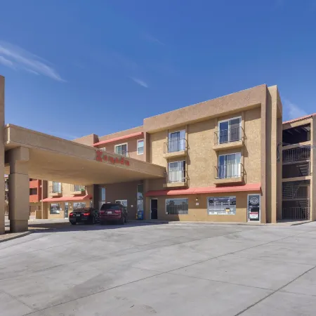 Lake Havasu Condo Walk to Lake, Dining and Shops!