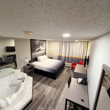 Super 8 by Wyndham Macomb