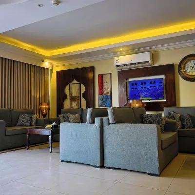 Dar NEYAARA SERVICED APARTMENTS - Economic Отели рядом с достопримечательностью «Торговый центр Al Qasr»