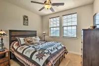Balcony & Grill: Mtn-View Retreat in Granby! - parking