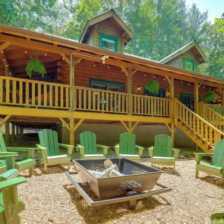 Marion Cabin w/ Wrap-Around Deck & Outdoor Kitchen