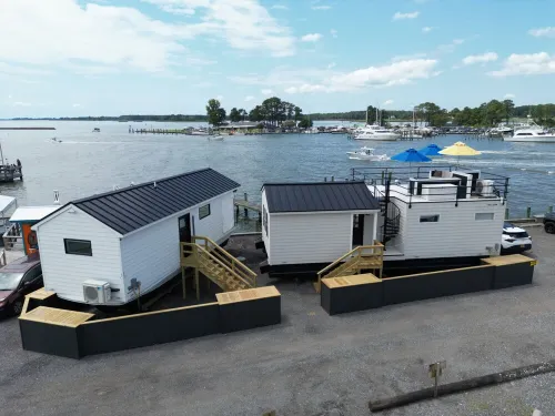 Cass-N-Reel Luxury Houseboat - Homestays