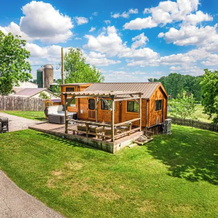 Charming 2-bedroom tiny cabin hot tub camp fire