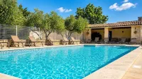 Uzès superb, comfortable gîte with swimming pool 700m from town center: - Uima-altaat