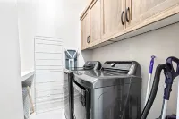Dark & Sleek 3BR Escape by the Golf Course - Villaer
