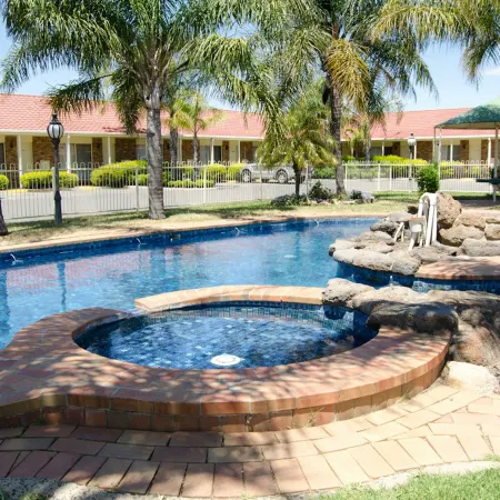 Pines Country Club Motor Inn