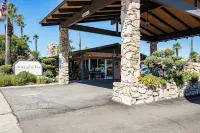 Adelaide Inn - parking