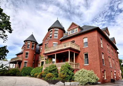 The Centennial Hotel Hotels in Concord