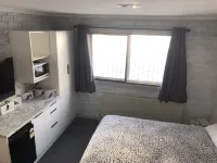 1 Bedroom Lawlers 24