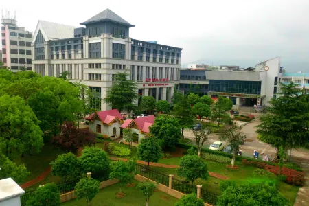 Dingfeng International Hotel Отели рядом с достопримечательностью «Shuangbi Square»