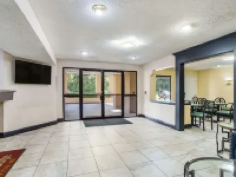 Econo Lodge Hotels in Clinton