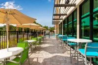 Holiday Inn Express & Suites FT MYERS BEACH-SANIBEL GATEWAY by IHG - Lemmikkieläimet sallittu