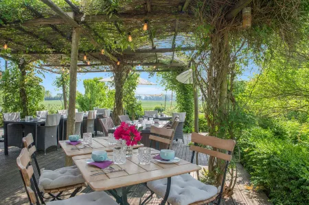 Domaine de Bellevue The Originals Relais Отели в г. Люминьи-Нель-Ормо