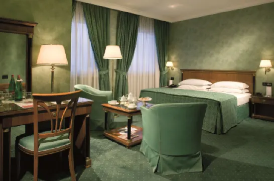 Ramada by Wyndham Naples Отели в г. Неаполь