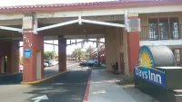 Days Inn by Wyndham Hemet - parkir