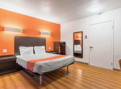 Motel 6 Bakersfield, CA - Central