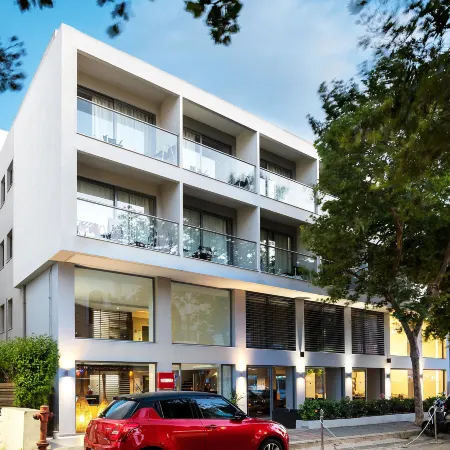 Oktober Downtown Boutique Hotel Отели рядом с достопримечательностью «Порт Мандраки»