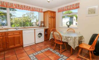 Charming 2 Bed House Near Rhoscolyn - Housity