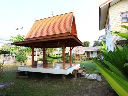 Churn Yuen Pai by Gampanat Guesthouse Отели рядом с достопримечательностью «Wat Sri Don Chai»