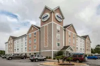 Suburban Studios Near Camp Lejeune - piscina